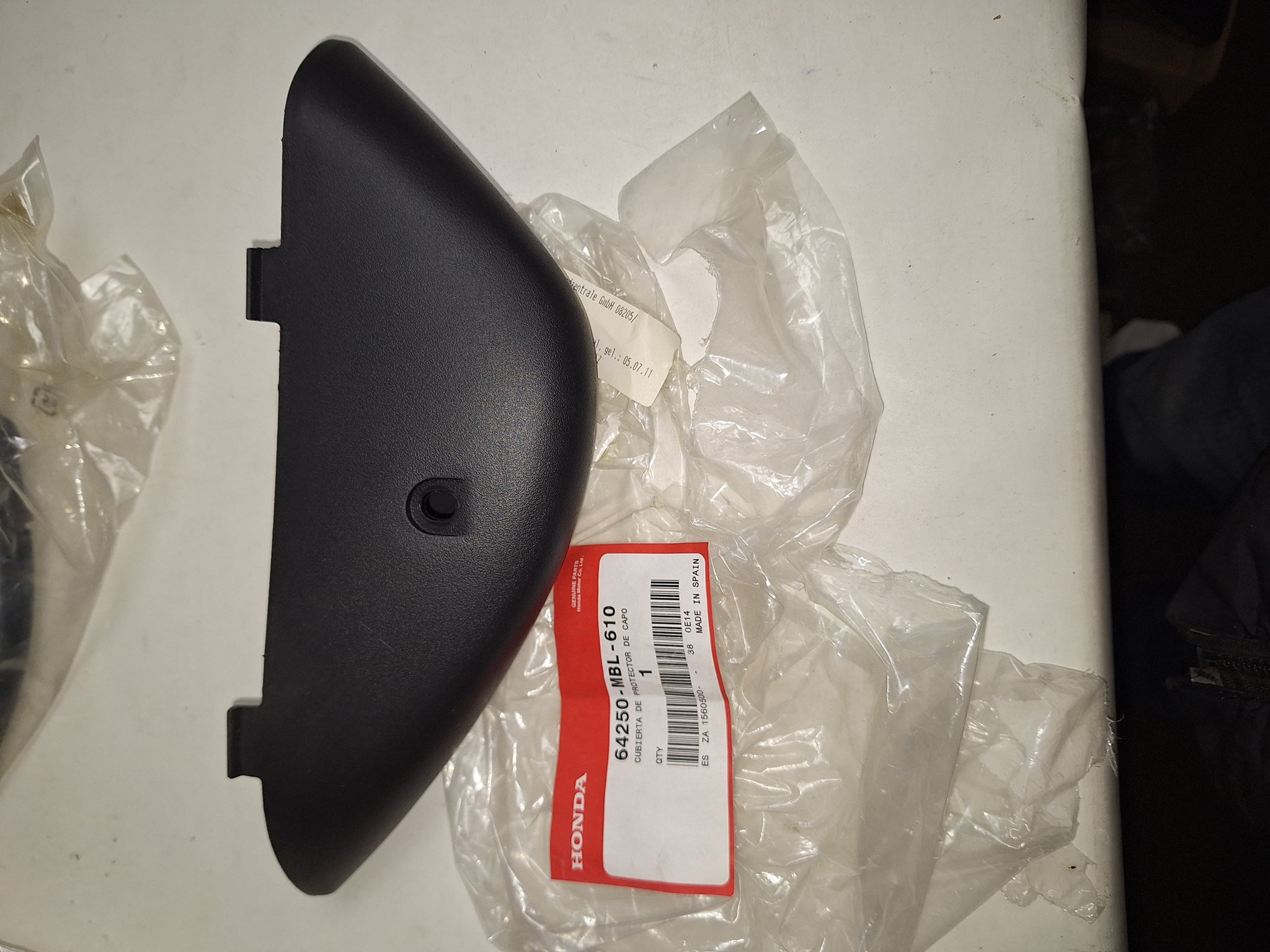 Picture of ABDECKUNG, WINDLAUFSCHUTZ  64250-MBL-610